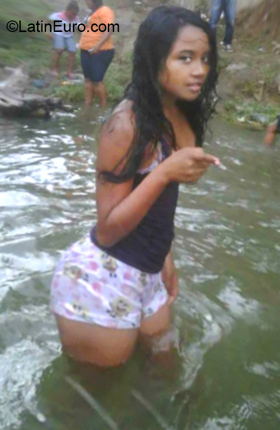 Date this stunning Dominican Republic girl Pamelita from Santo Domingo DO22579