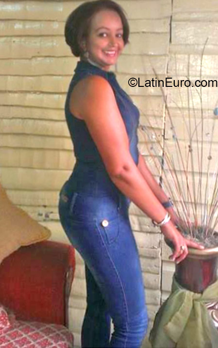 Date this voluptuous Dominican Republic girl Fiol from Santo Domingo DO22594
