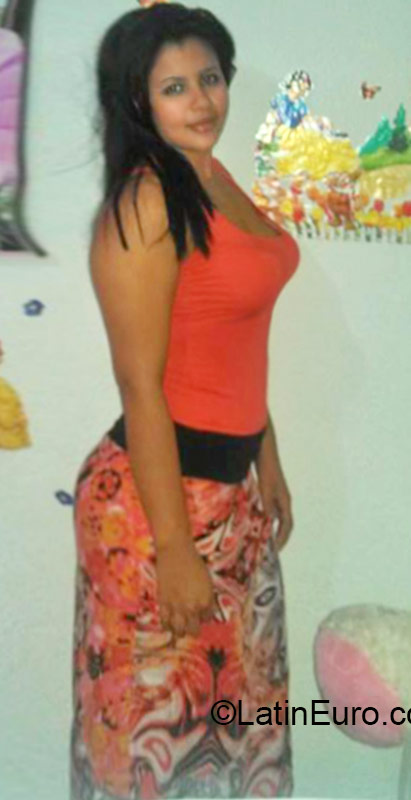 Date this nice looking Colombia girl Fernanda from Caucasia CO17714