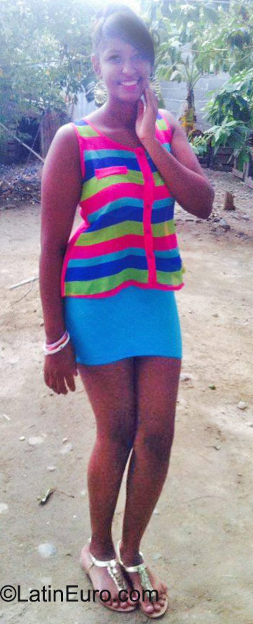 Date this happy Dominican Republic girl Maria from Santo Domingo DO22829