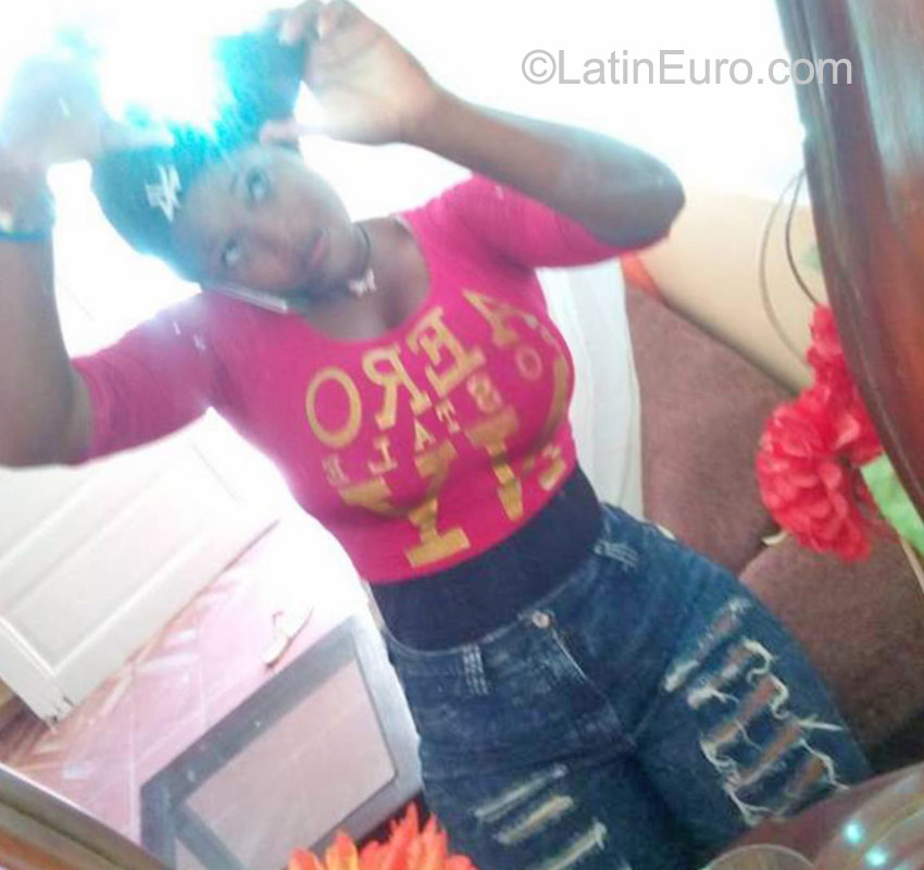Date this hard body Dominican Republic girl Elizabeth from Santo Domingo DO22998