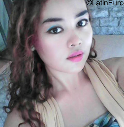 Date this foxy Saudi Arabia girl Kris from Riyadh SA22