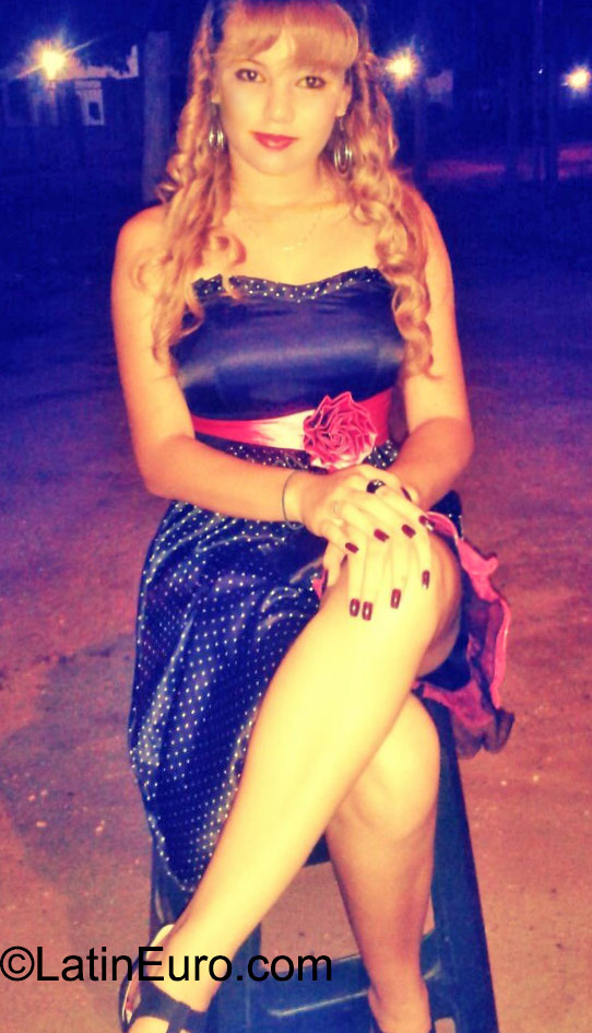 Date this nice looking Venezuela girl Daniela from Caracas VE616