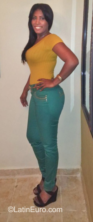 Date this hard body Dominican Republic girl Sara from Santiago DO23191