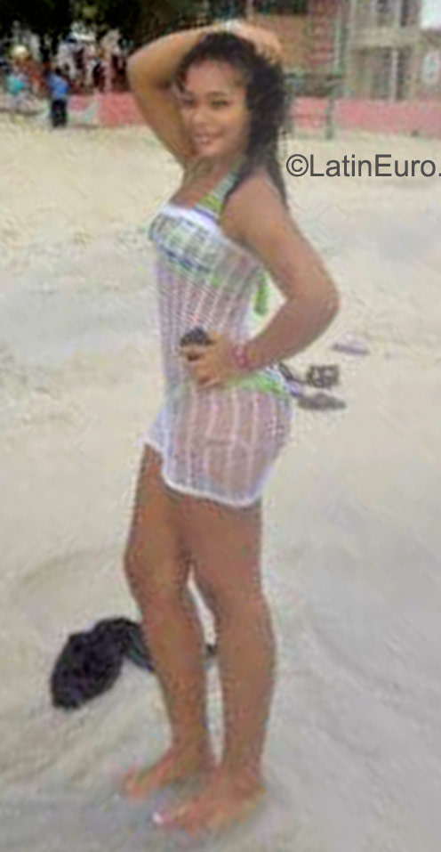 Date this voluptuous Dominican Republic girl Carolina from Santo Domingo DO23301