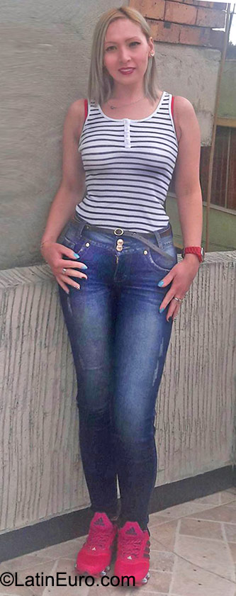 Date this attractive Colombia girl Yolie from Bogota CO18067