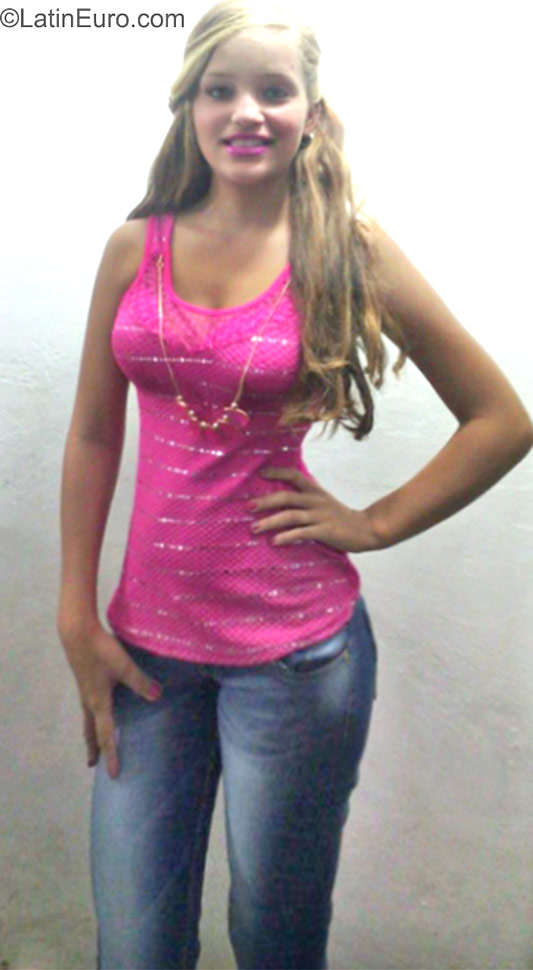 Date this passionate Dominican Republic girl Esthefanie from Mao Valverde DO23368