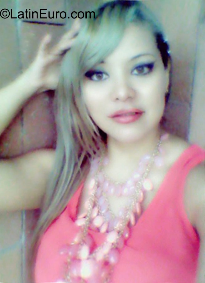 Date this pretty Colombia girl Perlita8 from Santa Marta CO18081