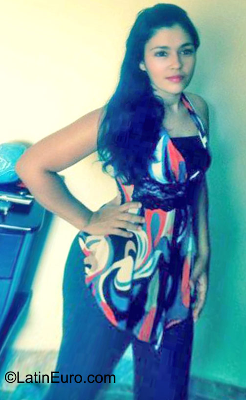 Date this happy Colombia girl Yohania from Armenia CO18113