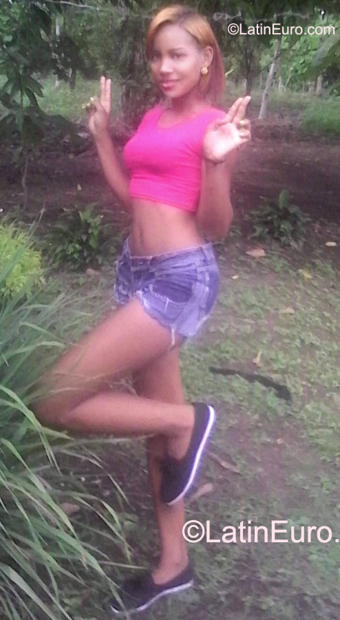 Date this cute Dominican Republic girl Yonelii from Santo Domingo DO23507
