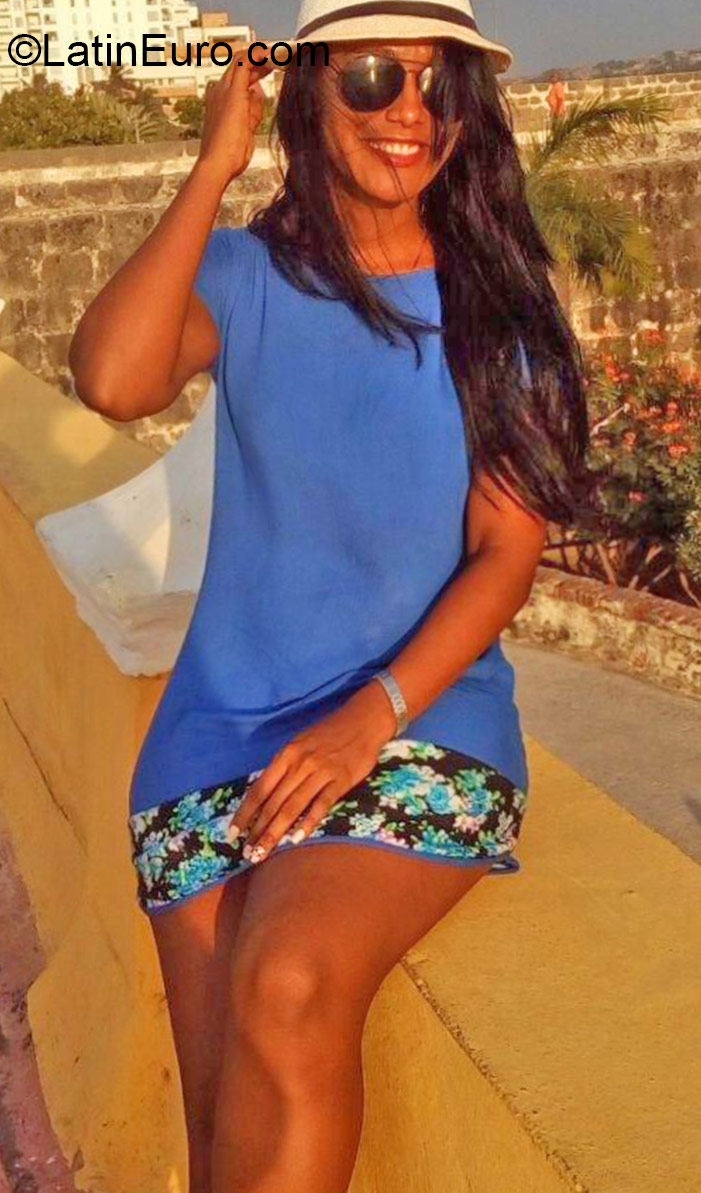 Date this voluptuous Colombia girl Victory from Cartagena CO18373