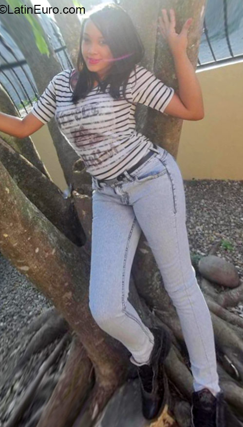 Date this fun Dominican Republic girl Cami from La Vega DO24370