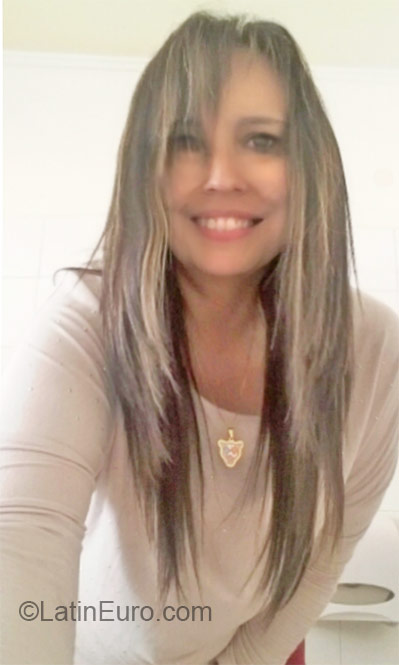 Date this voluptuous Colombia girl Maria-eme from Bogota CO18491