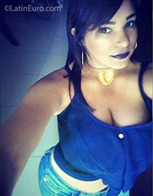 Date this happy Dominican Republic girl Carolina from Santo Domingo DO24549