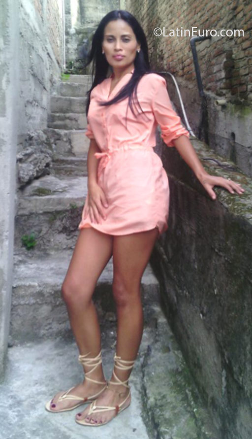 Date this nice looking Colombia girl Maryauri from Cali CO18583
