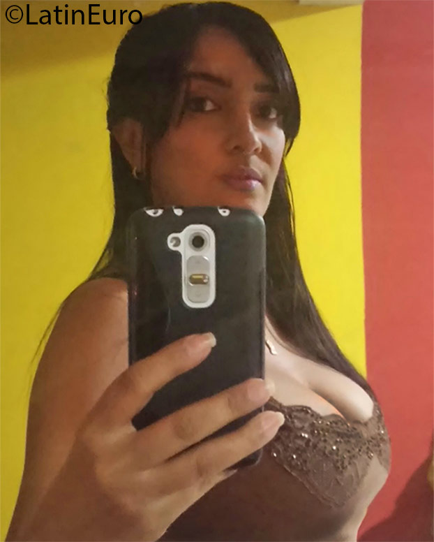 Date this nice looking Dominican Republic girl Raquel from Santo Domingo DO24861
