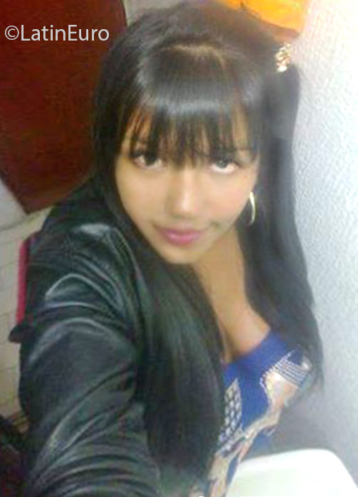 Date this good-looking Colombia girl Denis from Bogota CO18628