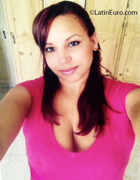 Date this nice looking Dominican Republic girl Caro from Santiago DO24977