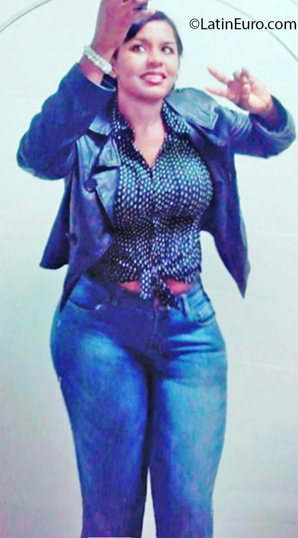Date this voluptuous Dominican Republic girl Solange from Santo Domingo DO25183