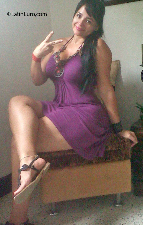 Date this charming Colombia girl Genny from Cali CO18772
