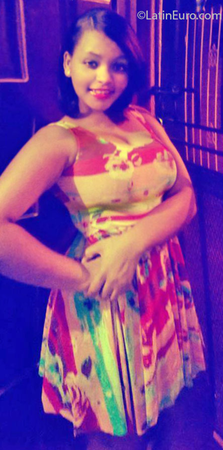 Date this stunning Dominican Republic girl Hony from Santo Domingo DO25266