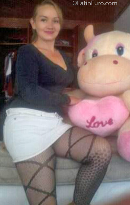 Date this young Colombia girl Gina from Bogota CO18798