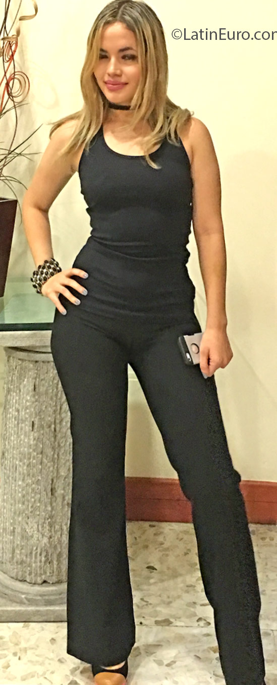 Date this charming Colombia girl Veronica from Cali CO18873