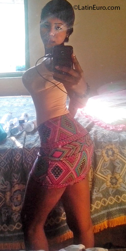 Date this hard body Dominican Republic girl Elena from La Vega DO25686