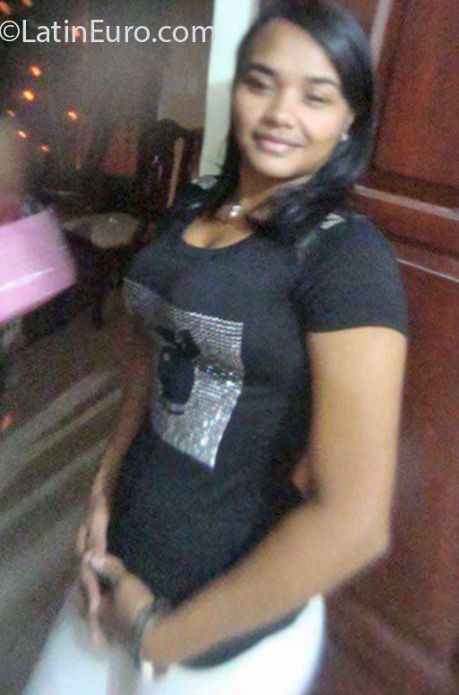 Date this exotic Dominican Republic girl Bentia from Santo Domingo DO25817