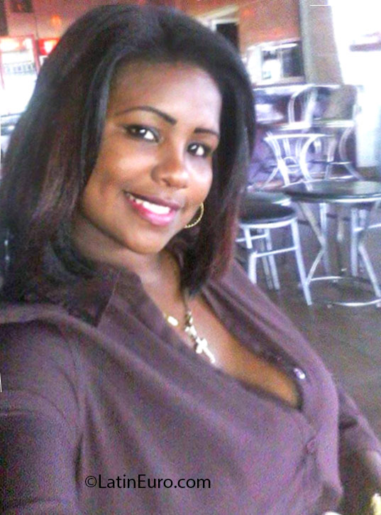 Date this attractive Dominican Republic girl Krisie from Santo Domingo DO25870
