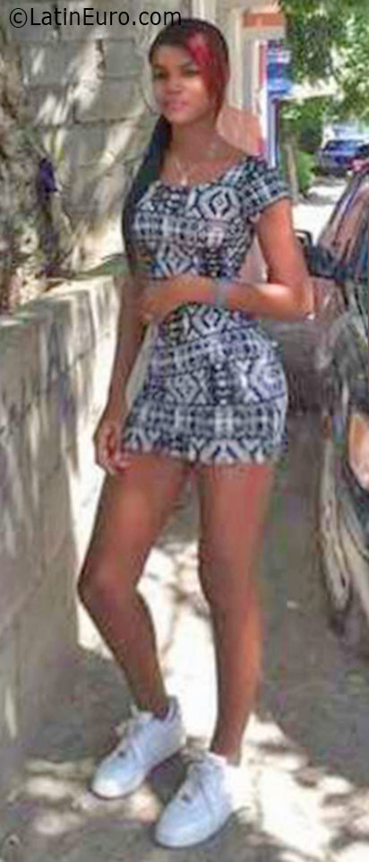 Date this nice looking Dominican Republic girl Emely from Santiago DO25954