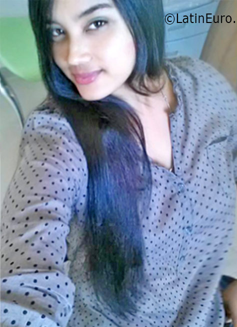 Date this athletic Dominican Republic girl Flor from Santo Domingo DO25955