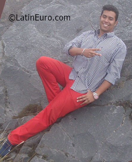 Date this pretty Colombia man Julian from manizales CO19051