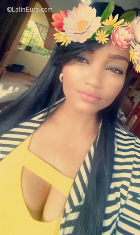 Date this gorgeous Dominican Republic girl Kenia from Santo Domingo DO26293