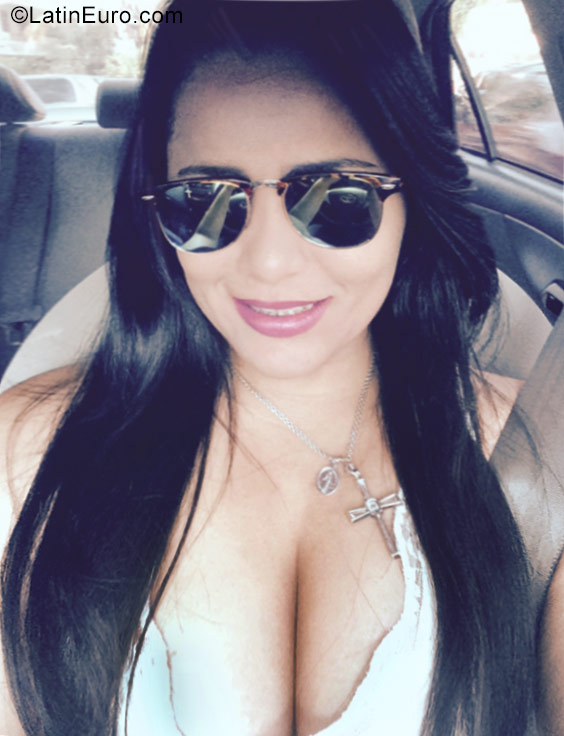Date this sensual Dominican Republic girl Diana from Santo Domingo DO27342