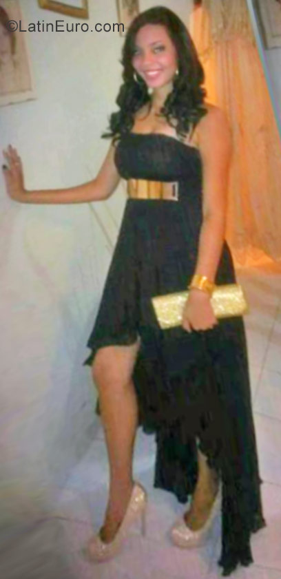 Date this happy Dominican Republic girl Nisaury from Santo Domingo DO27378