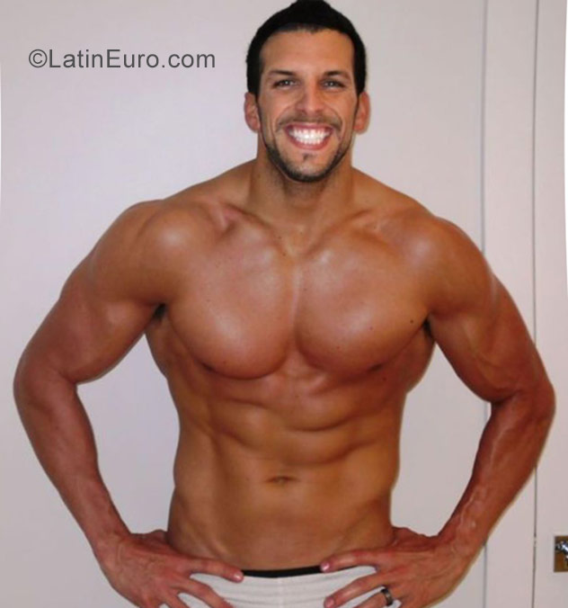 Date this pretty Dominican Republic man Faunel from Santo Domingo DO28008
