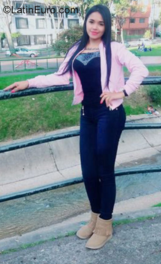 Date this beautiful Colombia girl Julieth from Bogota CO21205