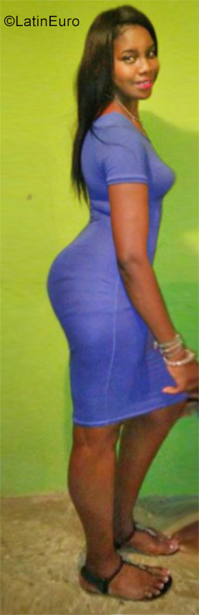 Date this foxy Dominican Republic girl Emylce from Santo Domingo DO29587