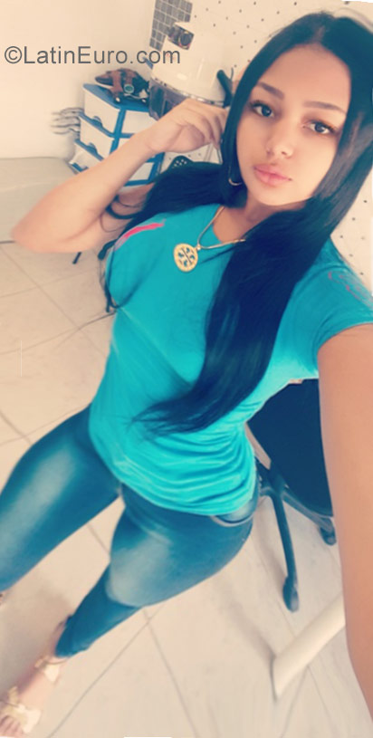 Date this attractive Dominican Republic girl Andrea from Santo Domingo DO29936