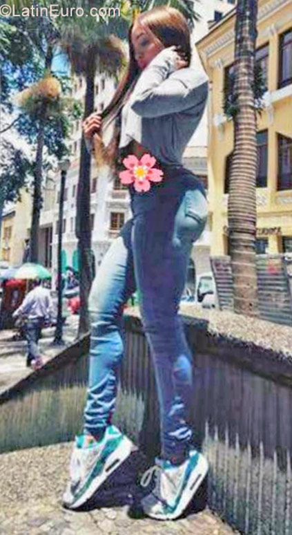 Date this nice looking Colombia girl Maleja from Ibague CO22249