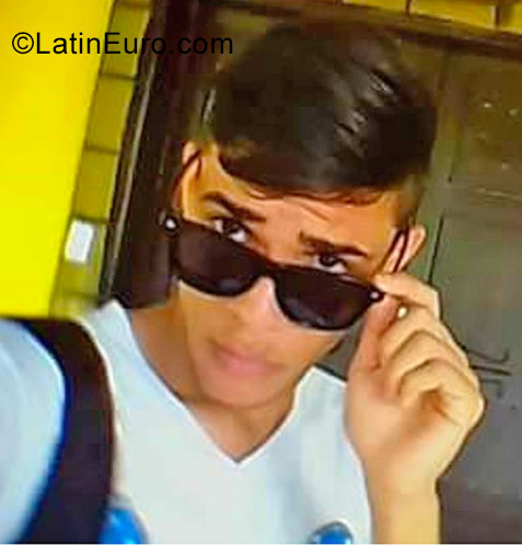 Date this charming Venezuela man Cesar from Valencia VE1004