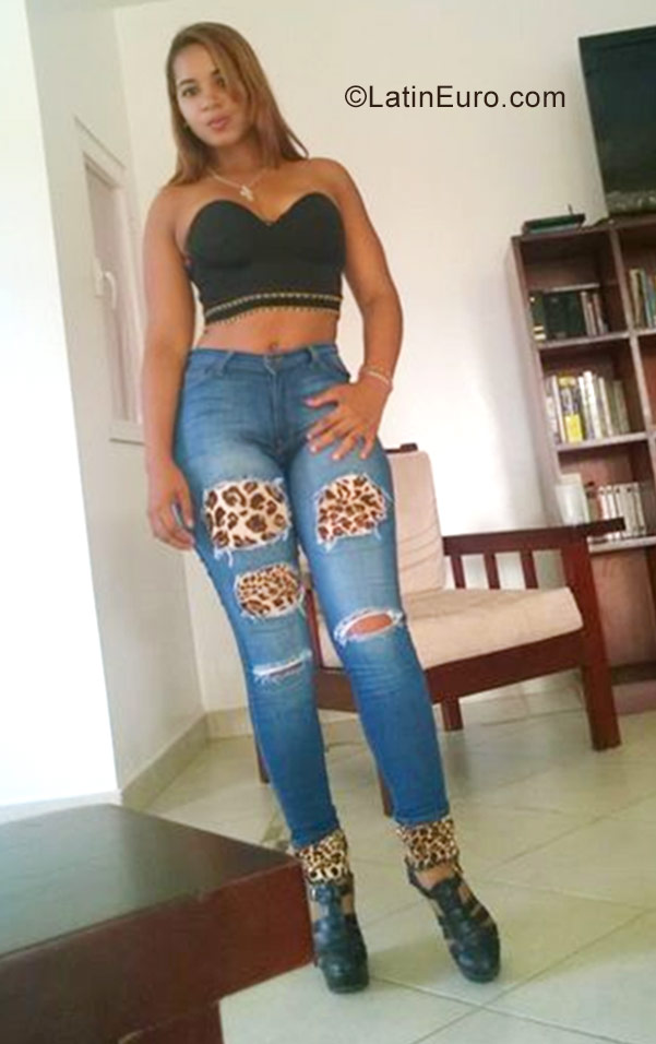 Date this georgeous Dominican Republic girl Esmarlin from Santiago DO30469