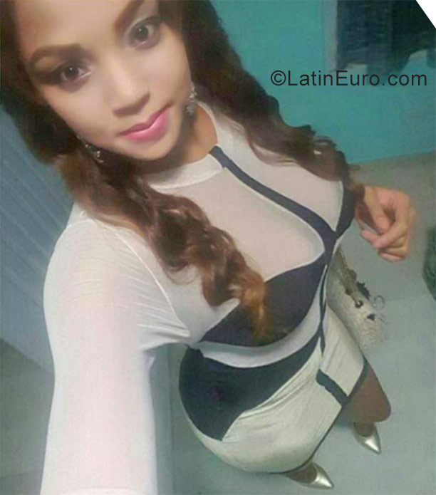 Date this pretty Dominican Republic girl Mariel from Santo Domingo DO30582