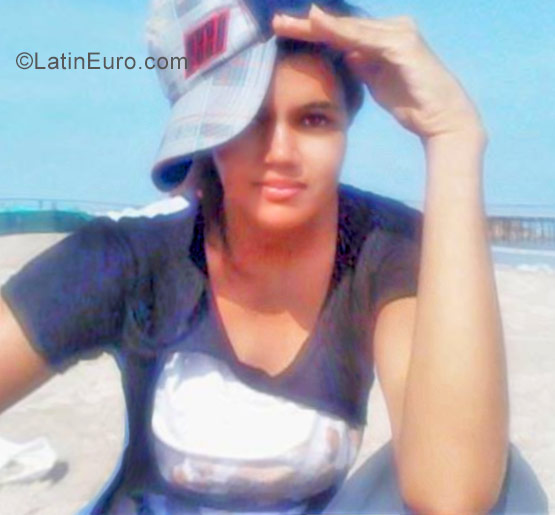 Date this happy Colombia girl Yileth from Riohacha CO22655