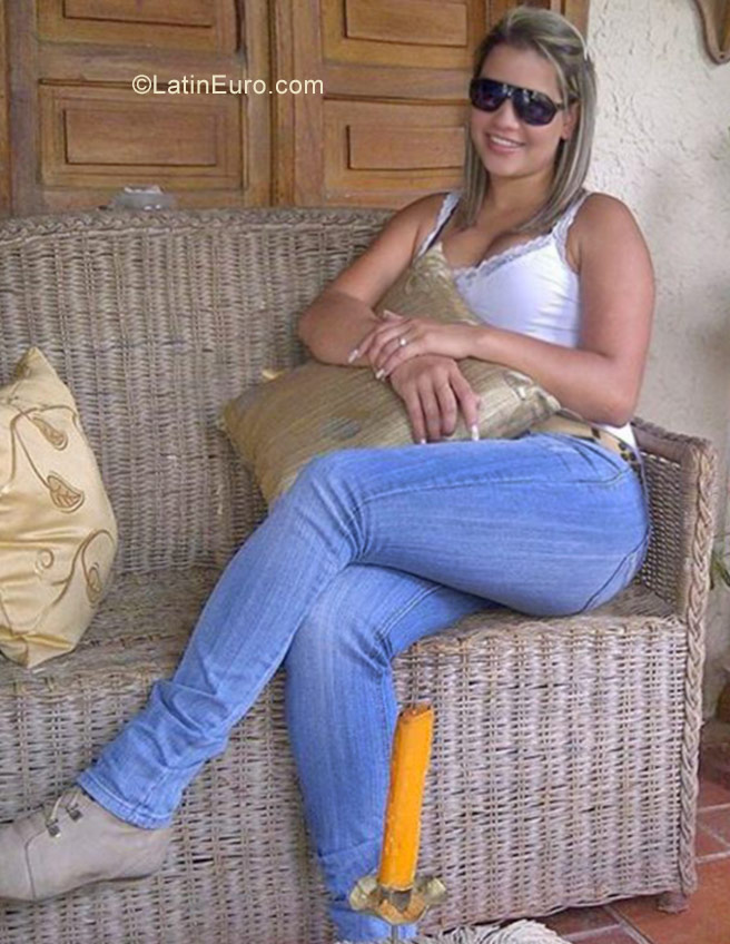 Date this athletic Venezuela girl Emely from Valencia VE1132