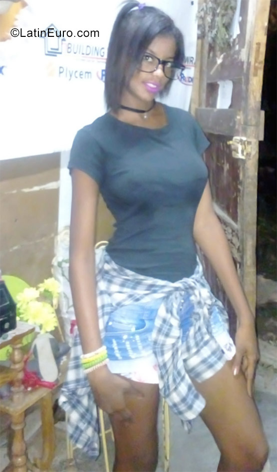 Date this exotic Cuba girl Roxana from Santiago de Cuba CU186