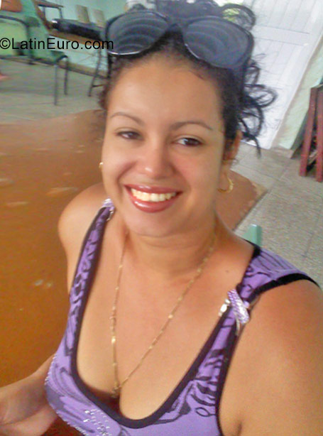 Date this sensual Cuba girl Siria from Guantanamo CU212