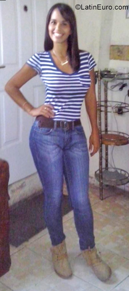Date this nice looking Venezuela girl Elian from Caracas VE1322