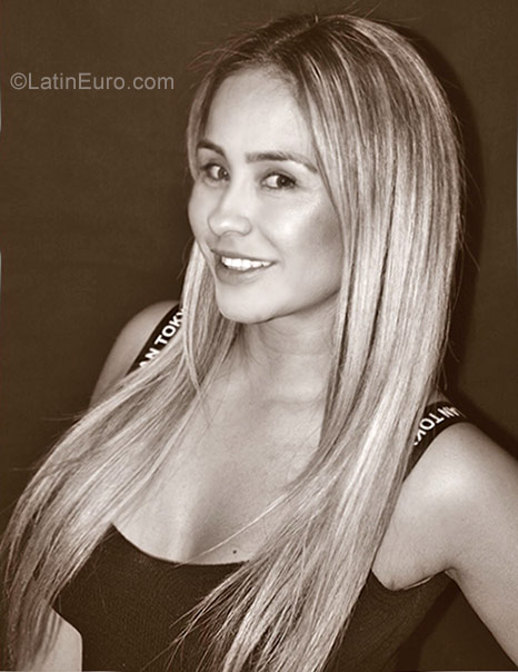 Date this good-looking Colombia girl Carla from Medellin CO23291